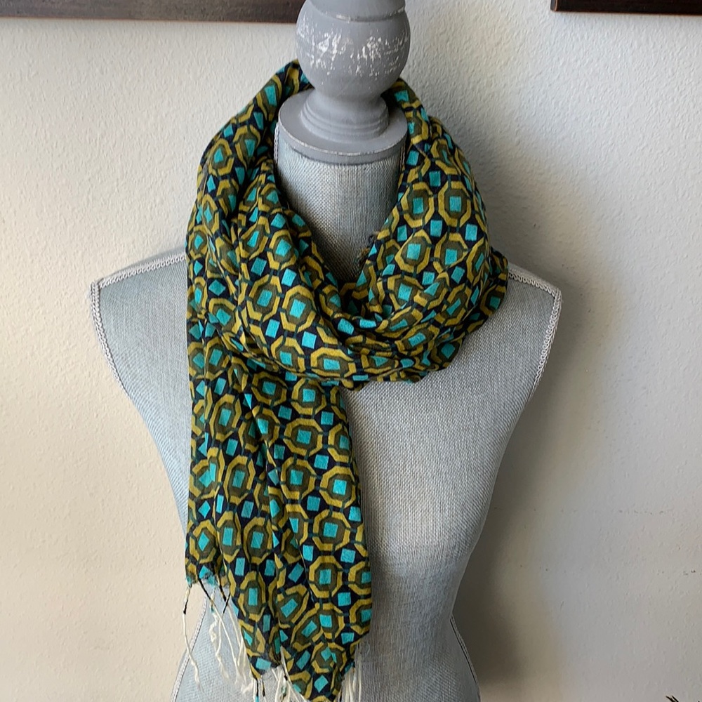 Gorgeous geometric patterned scarf